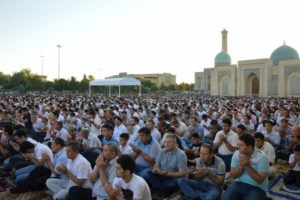 حكم صلاة العيد وكيفيتها للنساء وهل يجوز لهم حضورها.jpg