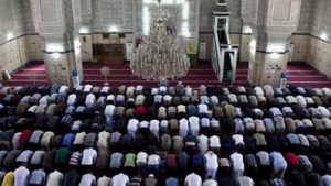 فضل صلاة الجماعة على صلاة الفرد وحكمها